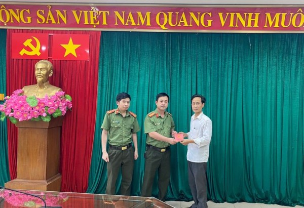 Phòng Tham mưu trao trả giấy tờ cá nhân cho người bị mất