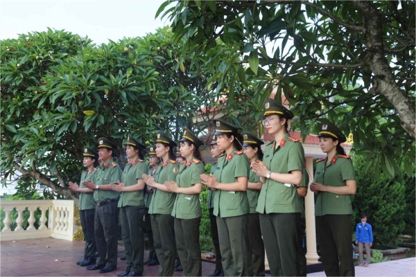 Tổ chức dâng hương, lao động vệ sinh nghĩa trang liệt sĩ và thăm hỏi, tặng quà cho thương bệnh binh, gia đình chính sách có hoàn cảnh khó khăn trên địa bàn