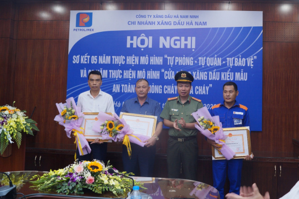 Chi nhánh xăng dầu Hà Nam: Tổ chức Hội nghị sơ kết 05 năm thực hiện mô hình "Tự quản, tự phòng, tự bảo vệ về an ninh, trật tự" và 02 năm thực hiện mô hình "Cửa hàng xăng dầu kiểu mẫu an toàn về PCCC"