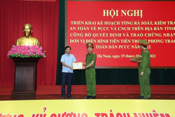 Hà Nam: Triển khai kế hoạch tổng rà soát, kiểm tra an toàn về PCCC và CNCH trên địa bàn tỉnh; công bố quyết định và trao chứng nhận đơn vị điển hình tiên tiến trong phong trào toàn dân PCCC năm 2022