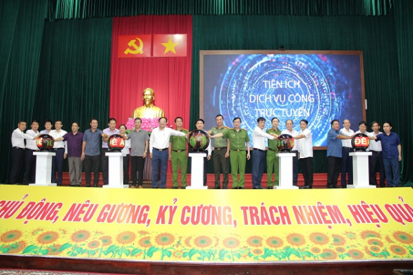 đại diện lãnh đạo các sở ngành UBND các huyện thị xã thành phố ký kết triển khai thực hiện Đề án 06