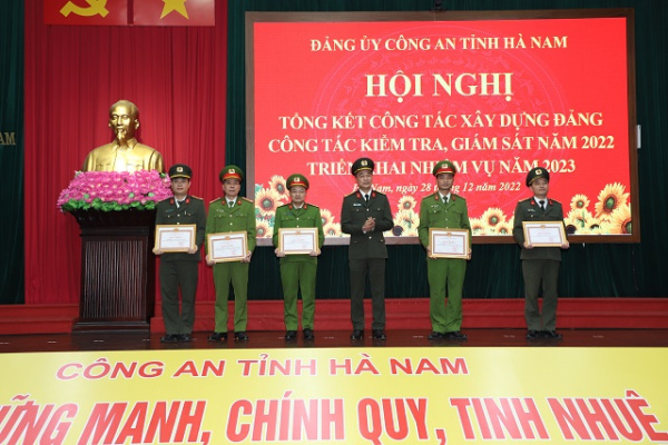 Đại tá Tô Anh Dũng - Ủy viên Ban Thường vụ Tỉnh ủy, Bí thư Đảng ủy, Giám đốc Công an tỉnh trao khen cho các chi, đảng bộ đạt tiêu chuẩn hoàn thành xuất sắc nhiệm vụ