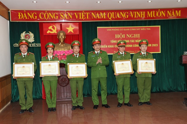 Đại tá Đỗ Hoài Nam – Uỷ viên Ban Thường vụ Đảng uỷ, Phó Giám đốc, Thủ trưởng Cơ quan Cảnh sát điều tra Công an tỉnh trao thưởng cho các tập thể, cá nhân