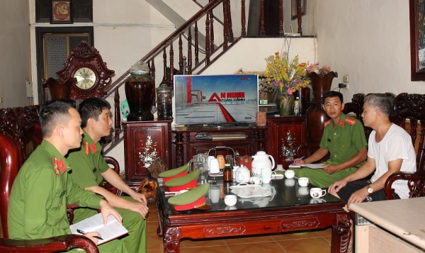 Công an xã Liên Sơn, huyện Kim Bảng trao đổi  với người dân trên địa bàn về công tác an ninh, trật tự