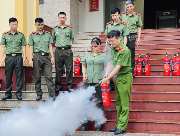 Công an huyện Bình Lục phát động 100% nhà CBCS trang bị bình chữa cháy trước ngày 15/6/2023