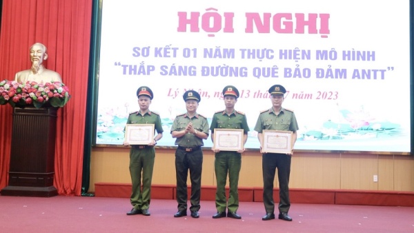 Đại tá Nguyễn Thanh Bình   Phó Cục trưởng Cục Xây dựng phong trào bảo vệ an ninh Tổ quốc trao khen cho các tập thể, cá nhân có thành tích xuất sắc