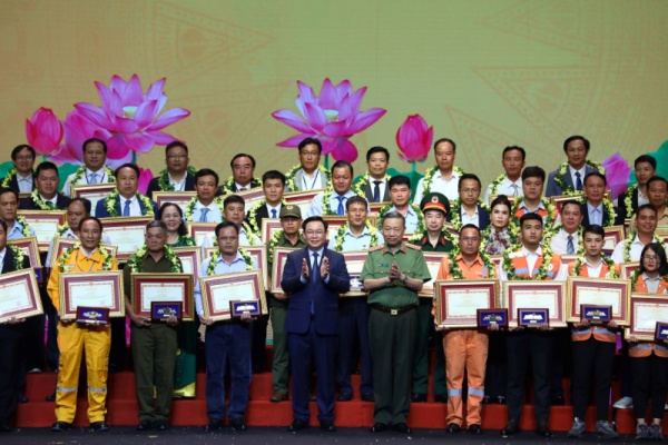 “Ánh dương trong màn đêm”- tôn vinh những người hùng sẵn sàng lao vào hiểm nguy cứu người