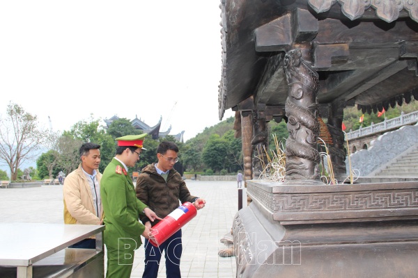 Cảnh báo nguy cơ cháy, nổ do thắp hương, đốt vàng mã ngày Tết