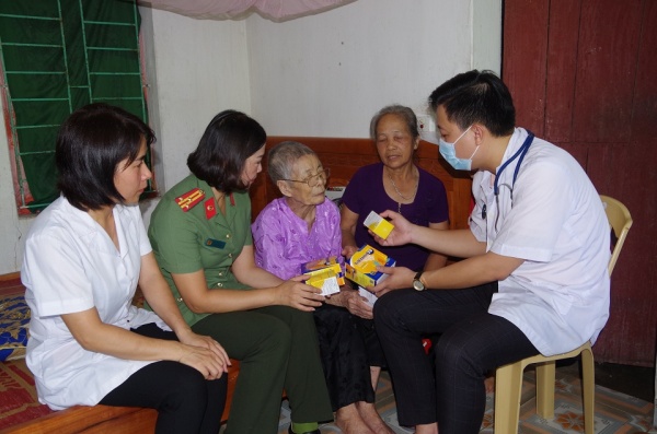 Những chiến sỹ Công an mang hai màu áo