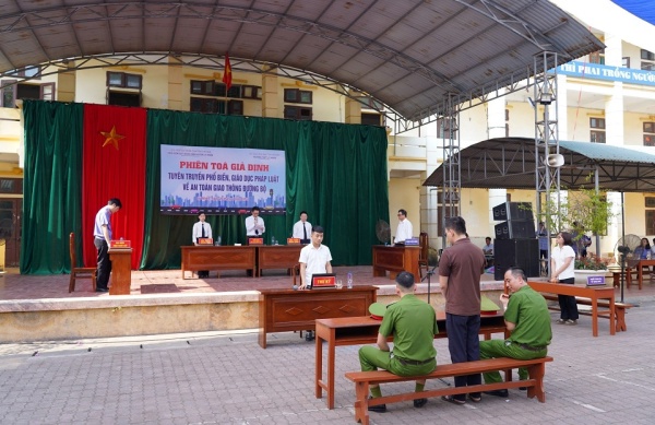 Viện KSND huyện Lý Nhân - Trường THPT Lý Nhân tổ chức phiên tòa giả định xét xử vụ án “Vi phạm quy định về tham gia giao thông đường bộ”