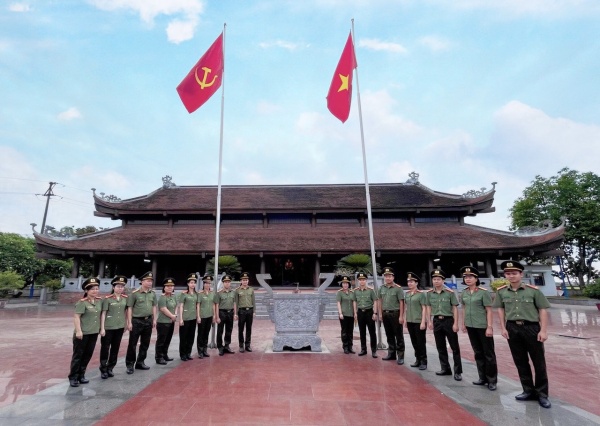 Chi đoàn – Hội phụ nữ Phòng Tham mưu tổ chức sinh hoạt chính trị kỷ niệm 134 năm Ngày sinh Chủ tịch Hồ Chí Minh (19/5/1890-19/5/2024).