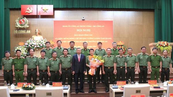 Nhận bàn giao công tác, Bộ trưởng Lương Tam Quang khẳng định “ý thức sâu sắc trách nhiệm kế thừa và phát triển”