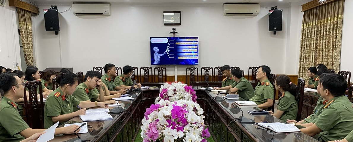 Phòng Tham mưu: Hướng dẫn tham gia dịch vụ công trực tuyến, kích hoạt tài khoản định danh điện tử VNeID