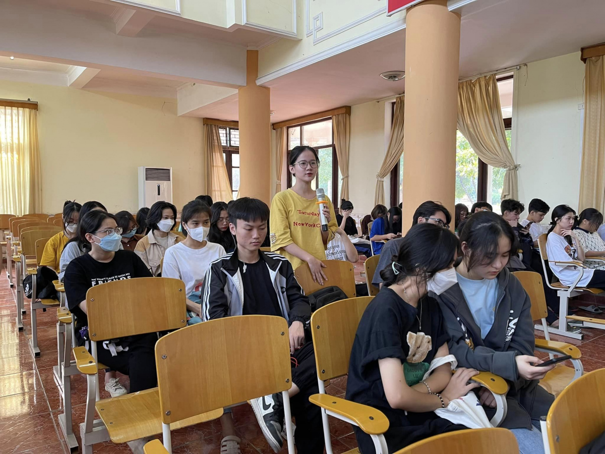 tuyen truyền VNeID đại học thương mại 3