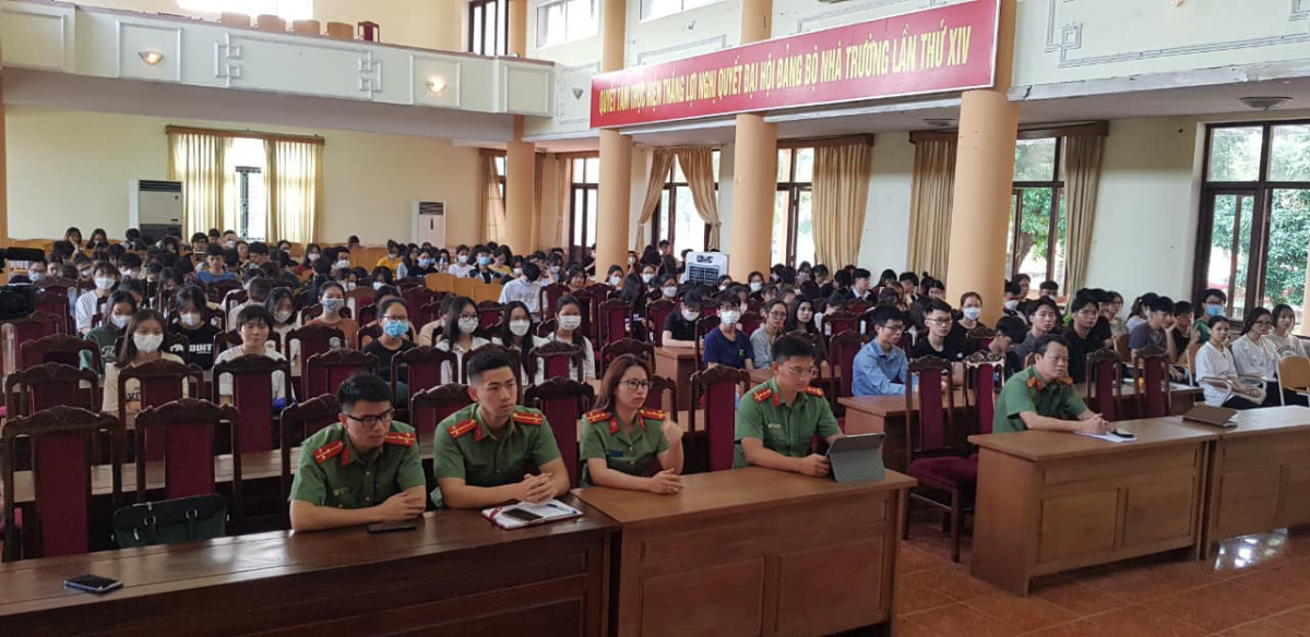 tuyen truyền VNeID đại học thương mại