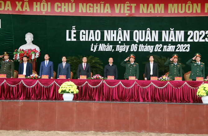 Đoàn chủ tịch điều hành lễ giao nhận quân năm 2023 tại huyện Lý Nhân