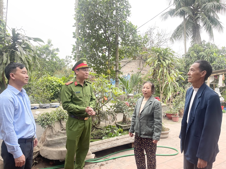 Công an xã Mộc Nam thị xã Duy Tiên tuyên truyền, vận động người dân làm các thủ tục cấp CCCD gắn chíp