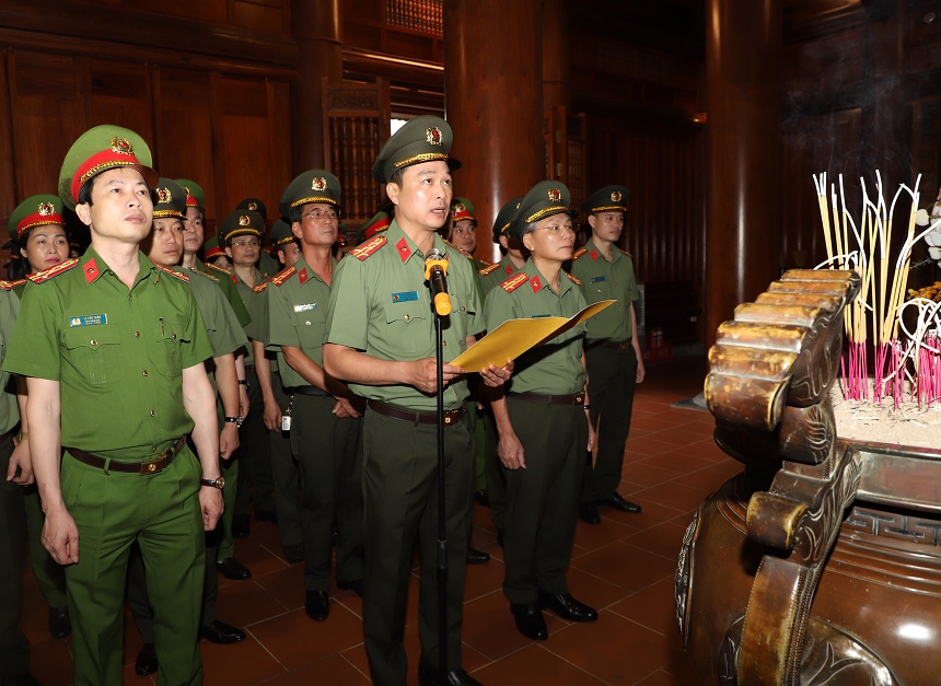 1 Đại tá Tô Anh Dũng Uỷ viên BTV Tỉnh uỷ, Bí thư Đảng uỷ, Giám đốc Công an tỉnh thay mặt Đoàn báo công dâng hương Bác