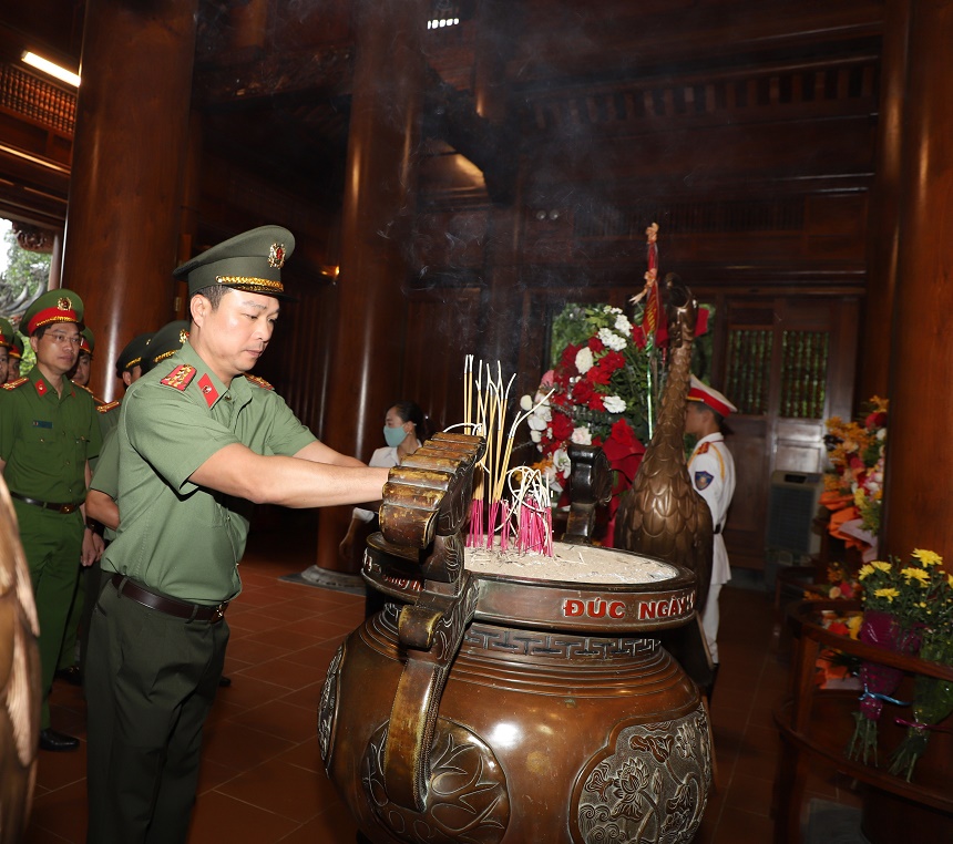 2 Đại tá Tô Anh Dũng Uỷ viên BTV Tỉnh uỷ, Bí thư Đảng uỷ, Giám đốc Công an tỉnh thay mặt Đoàn thành kính dâng hương Bác