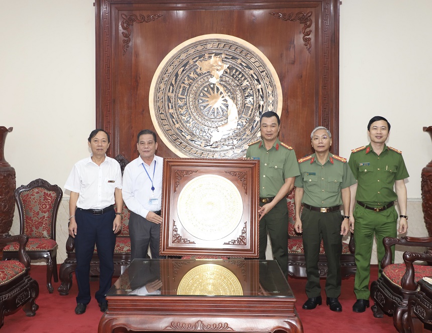 4 Đảng uỷ, lãnh đạo Đăng Ký Vn88: Trang Chủ
 tặng quà lưu niệm tại Khu di tích lịch sử Kim Liên