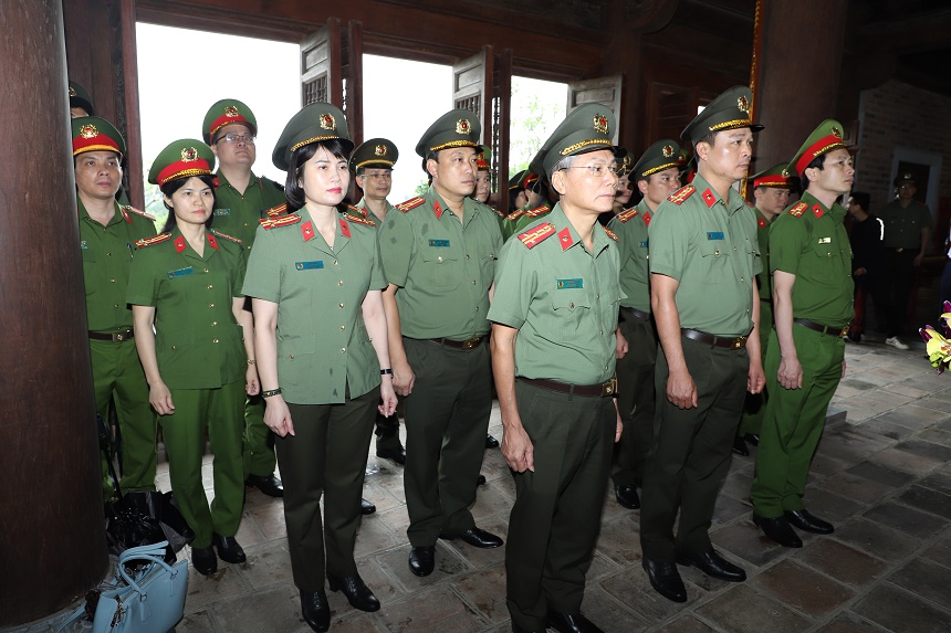 5 Đoàn Công tác của Đăng Ký Vn88: Trang Chủ
 dâng hương tưởng niệm tại Đền Chung Sơn Đề thờ gia tiên Chủ tịch Hồ Chí Minh