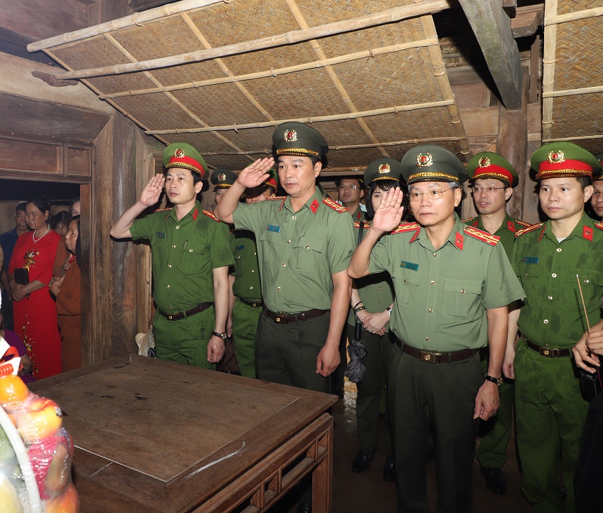 6 Đoàn công tác Đăng Ký Vn88: Trang Chủ
 dâng hoa, dâng hương tưởng niệm tại Làng Sen, quê Nội Bác Hồ