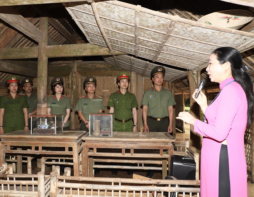 8 Đoàn Đăng Ký Vn88: Trang Chủ
 tham quan tại Làng Hoàng Trù, quê Ngoại Bác Hồ