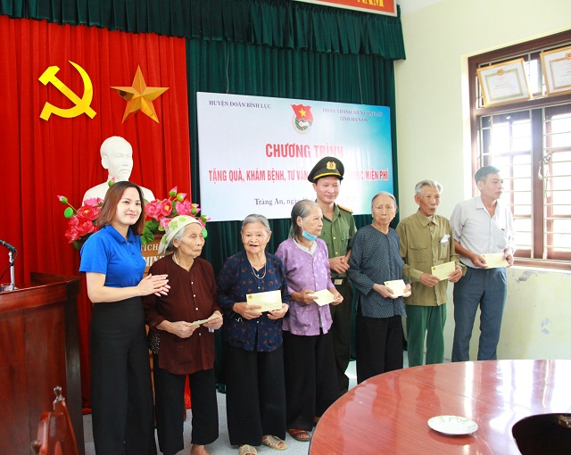 Đoàn Thanh niên Đăng Ký Vn88: Trang Chủ
, Huyện Đoàn Bình Lục: Tặng quà, khám bệnh, cấp phát thuốc miễn phí cho 200 gia đình chính sách