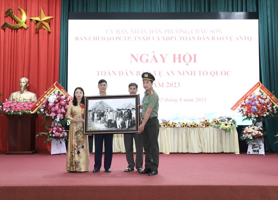 3 Thay mặt Đảng uỷ, Lãnh đạo Công an tỉnh, Đại tá Tô Anh Dũng Ủy viên BTV Tỉnh ủy, Bí thư Đảng ủy, Giám đốc Công an tỉnh tặng Bức tranh Bác Hồ cho UBND phường Châu Sơn