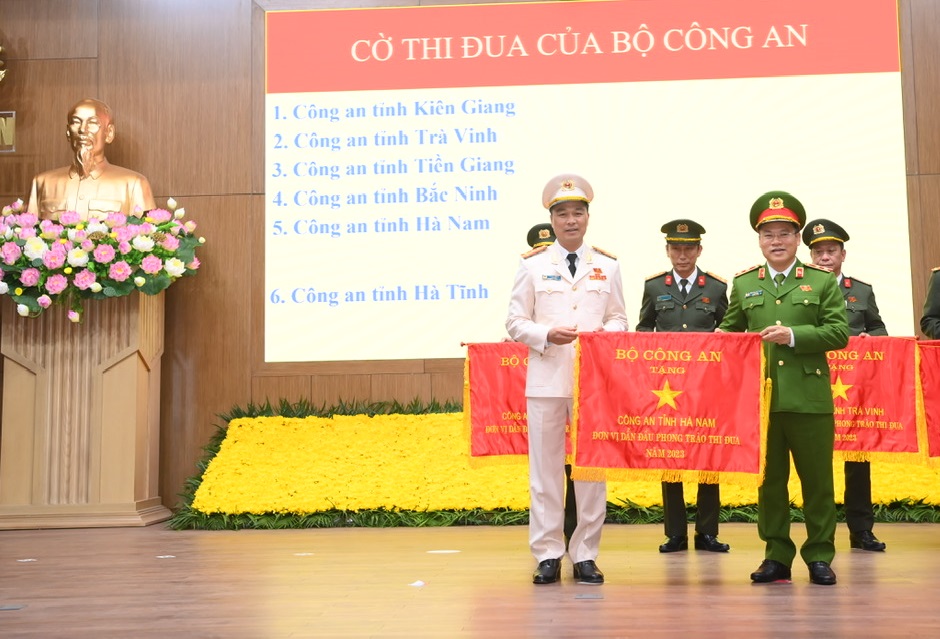 Đăng Ký Vn88
 vinh dự được Bộ Công an tặng Cờ đơn vị dẫn đầu phong trào thi đua “Vì An ninh Tổ quốc” năm 2023