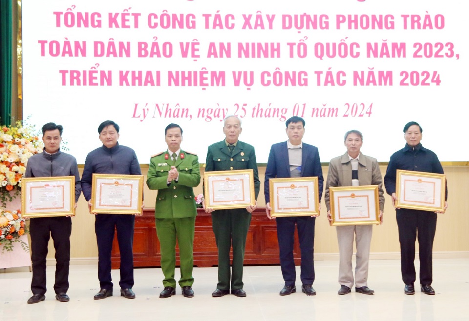 3Các tập thể, cá nhân có thành tích xuất sắc trong phong trào toàn dân bảo vệ ANTQ năm 2023 được Giám đốc Công an tỉnh khen thưởng