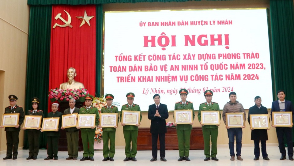 5Đại diện lãnh đạo UBND huyện Lý Nhân tặng giấy khen cho các tập thể, cá nhân có thành tích xuất sắc trong phong trào toàn dân bảo vệ an ninh Tổ quốc năm 2023