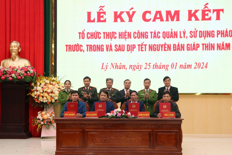 6Đại diện các khối thi đua trên địa bàn huyện ký cam kết tổ chức thực hiện công tác quản lý, sử dụng pháo trước, trong và sau dịp Tết Nguyên đán Giáp Thìn năm 2024