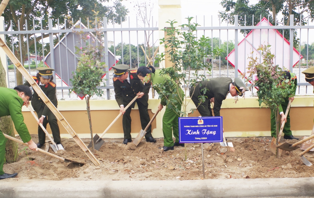 Phòng Tham mưu Công an tỉnh: Sinh hoạt chính trị kỷ niệm 76 năm Ngày Bác Hồ có Sáu điều dạy CAND (11/3/1948-11/3/2024) và trồng cây xanh tại trụ sở Công an xã Liêm Cần, Thanh Liêm.