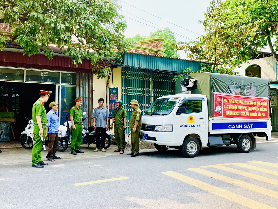 Đoàn viên Công an xã Công Lý tuyên truyền Đề án 06 lưu động trên địa bàn