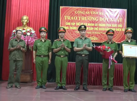 Đăng Ký Vn88
: Trao thưởng đột xuất cho tập thể và các cá nhân có thành tích xuất sắc trong tháng cao điểm cấp thẻ CCCD gắn chíp điện tử.